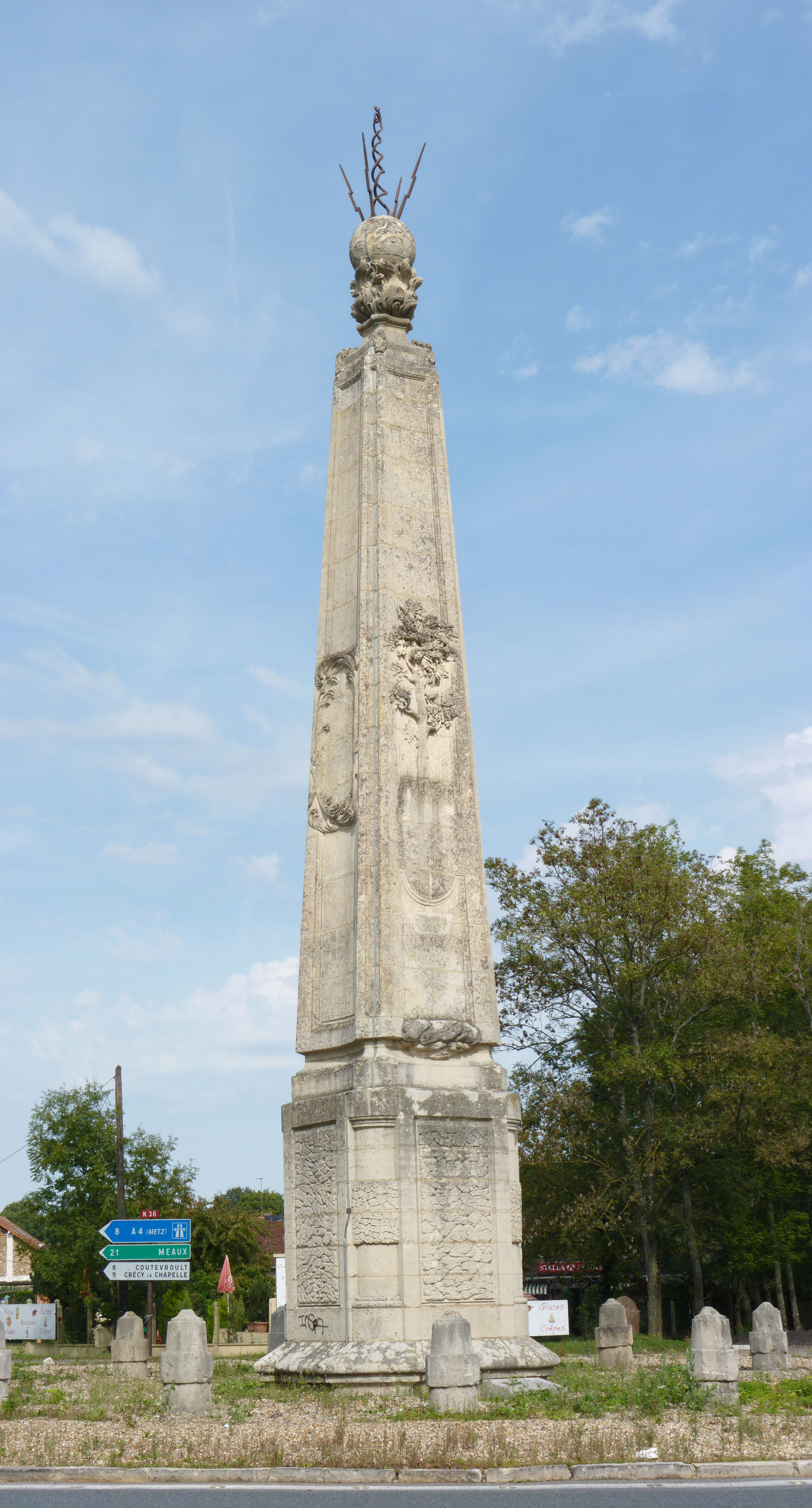 obélisque de Villeneuve-le-Comte